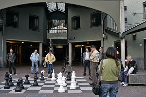 PARTIE D'ECHEC GEANTE SUR LA PLACE MAX EUWEPLEIN, AMSTERDAM, PAYS-BAS 