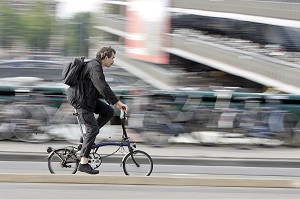 LES VELOS DEVANT LE GRAND PARKING A BICYCLETTES DE CENTRAL STATION, AMSTERDAM, PAYS-BAS 