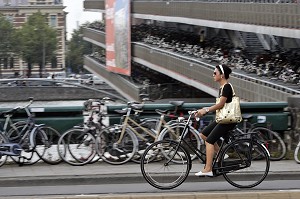 LES VELOS DEVANT LE GRAND PARKING A BICYCLETTES DE CENTRAL STATION, AMSTERDAM, PAYS-BAS 