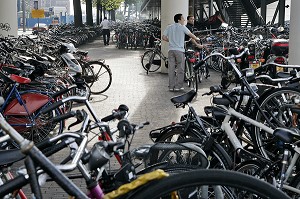 PARKING A VELOS PRES DE CENTRAL STATION, AMSTERDAM, PAYS-BAS 