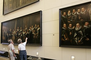 GALERIE DES GARDES CIVIQUES 'SCHTTERSGALERIJ' DONNANT SUR LE MUSEE HISTORIQUE DE LA VILLE 'AMSTERDAMS HISTORISCH MUSEUM', AMSTERDAM, PAYS-BAS 