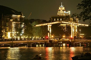 LE PONT MAIGRE, 'MAGERE BRUG' LE PLUS CELEBRE DES 1280 PONTS D'AMSTERDAM, PONT EN BOIS TRADITIONNEL A DOUBLE-LEVIS RELIANT LES DEUX RIVES DE L'AMSTEL, AMSTERDAM, PAYS-BAS 