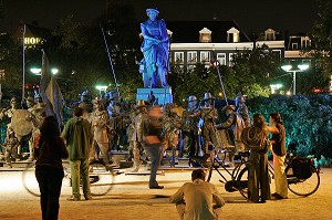 STATUE DE REMBRANDT SUR LA PLACE REMBRANDTPLEIN LA NUIT, AMSTERDAM, PAYS-BAS 