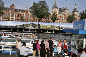 EMBARCADERE POUR BALLADE EN BATEAU SUR LES CANAUX DEVANT LA GARE CENTRALE 'CENTRAL STATION', AMSTERDAM, PAYS-BAS 