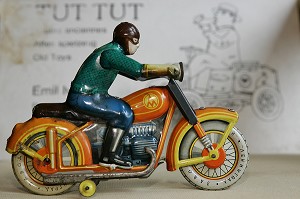 MINIATURES DE MOTO ANCIENNE, ANTIQUITES DE JOUETS ANCIENS 'TUT-TUT', AMSTERDAM, PAYS-BAS 