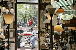 VITRINE DE LA BOUTIQUE DE LUMINAIRE ANCIEN 'TRUNNERTJE', AMSTERDAM, PAYS-BAS 
