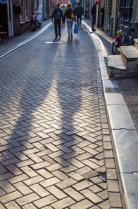 RUELLE PAVEE DE MONNIKENSTRAAT, QUARTIER ROUGE, VILLE D'AMSTERDAM, PAYS-BAS 