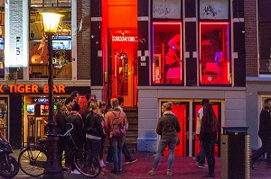 QUARTIER ROUGE (PROSTITUTION ET SEX SHOP), CANAL DE OUDEZIJDS ACHTERBURGWAL, VILLE D'AMSTERDAM, PAYS-BAS 