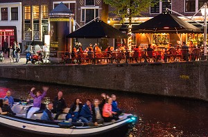 CANAL EN FETE AVEC PENICHE ET TERRASSE DE CAFE DE NUIT, OUDEZIJDS VOORBURGWAL, VILLE D'AMSTERDAM, PAYS-BAS 
