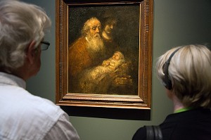 VISITEURS DEVANT L'EXPOSITION DU PEINTRE REMBRANDT, MUSEE RIJKSMUSEUM, VILLE D'AMSTERDAM, PAYS-BAS 