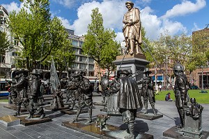 STATUES DE REMBRANDT ET DE PERSONNAGES DE SON EPOQUE, PLACE REMBRANDTPLEIN, VILLE D'AMSTERDAM, PAYS-BAS 