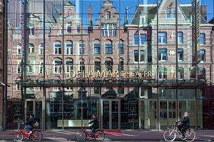 BALADE EN VELO ET REFLETS DES IMMEUBLES, CONTRASTE MODERNE ET ANCEN, DEVANT LE THEATRE DELAMAR THEATER, MARNIXSTRAAT, VILLE D'AMSTERDAM, PAYS-BAS 