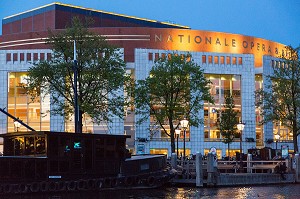 FACADE DE NUIT DU NATIONAL OPERA ET BALLET, AMSTEL, VILLE D'AMSTERDAM, PAYS-BAS 