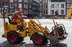 OUVRIER DE LA VILLE AVEC SON TRACTOPELLE DEVANT SON CHANTIER, SINGEL, VILLE D'AMSTERDAM, PAYS-BAS 