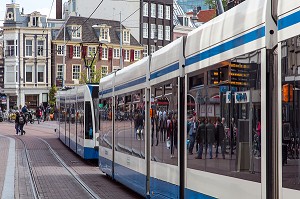 TRAMWAY SUR KONINGSPLEIN ET SINGEL, VILLE D'AMSTERDAM, PAYS-BAS
