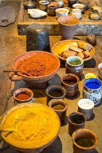 LES DIFFERENTS PIGMENTS UTILISES POUR LA PREPARATION DES COULEURS DE SA PEINTURE DANS SON ATELIER, MUSEE DE LA MAISON DE REMBRANDT, JODENBREESTRAAT, VILLE D'AMSTERDAM, PAYS-BAS 