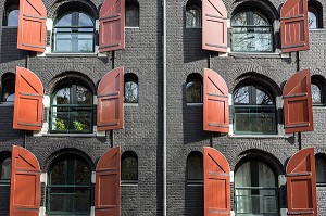 VOLETS ORANGES TYPIQUE DES IMMEUBLES NOIRS, VILLE D'AMSTERDAM, PAYS-BAS 