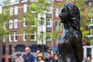 STATUE D'ANNE FRANK DEVANT SA MAISON, WERTERMARKT ET PRINCENGRACHT, VILLE D'AMSTERDAM, PAYS-BAS 