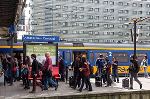 VOYAGEURS DESCENDANT DU TRAIN EN GARE DE CENTRAL STATION (AMSTERDAM CENTRAAL), VILLE D'AMSTERDAM, PAYS-BAS 