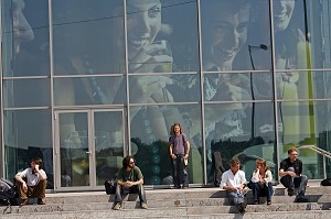 ETUDIANTS ASSIS SUR LES MARCHES DE L'OPENBARE BIBLIOTHEEK AMSTERDAM, OBA SUR TREIZE ETAGES, LA GRANDE BIBLIOTHEQUE D'AMSTERDAM COMPTE 28 000 METRES CARRES DE LIVRES, REVUES, JOURNAUX ET DVD, DEUX RESTAURANTS ET DEUX THEATRES. 