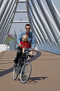 HOMME A VELO AVEC SON FILS 