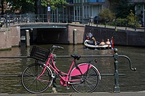 VELO ROSE TYPIQUE HOLLANDAIS AU BORD D'UN CANAL, AMSTERDAM, PAYS BAS, HOLLANDE 