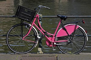 VELO ROSE TYPIQUE HOLLANDAIS AU BORD D'UN CANAL, AMSTERDAM, PAYS BAS, HOLLANDE 