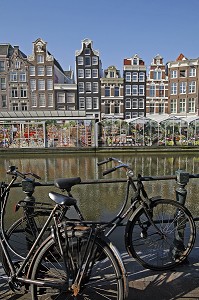 VELO TYPIQUE HOLLANDAIS LE LONG D'UN CANAL, MARCHE AUX FLEURS, BLOEMENMARKT, AMSTERDAM, PAYS BAS, HOLLANDE 