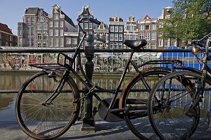 VELO TYPIQUE HOLLANDAIS LE LONG D'UN CANAL, MARCHE AUX FLEURS, BLOEMENMARKT, AMSTERDAM, PAYS BAS, HOLLANDE 