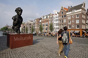 STATUE DE MULTATULI ET TERRASSE DE CAFE SUR LE PONT TORENSLUIS