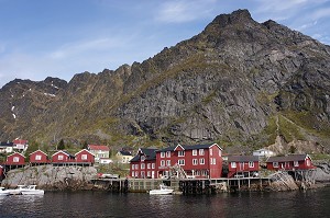 PORT ET VILLAGE DE A, VUE SUR DES RORBUER, RORBU, HABITATION TRADITIONNELLE, ILE DE MOSKENES, ARCHIPEL DES ILES LOFOTEN, LOFOTEN, NORVEGE 