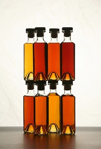 LE COGNAC EST UNE EAU-DE-VIE DE VIN D'APPELLATION D'ORIGINE CONTROLEE. FIOLES APPELEES 'MONTRES'. ECHANTILLONS DE PLUSIEURS BARRIQUES, CHARENTE (16) 
