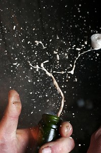 ETAPE DU DEGORGEMENT DU CHAMPAGNE, QUI PERMET D'EXPULSER LE DEPOT ACCUMULE DANS LE COL DE LA BOUTEILLE LORS DE LA FERMENTATION SELON LA METHODE CHAMPENOISE 