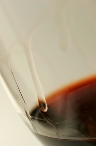 LA FLUIDITE PERMET D'APPRECIER LE DEGRE D'ALCOOL ET DE SUCRES RESIDUELS. CE SONT LES' LARMES DU VIN'. VERRE DE VIN 