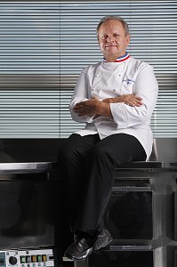 JOEL ROBUCHON CUISINIER DE LA HAUTE GASTRONOMIE FRANCAISE, NOTAMENT CHEF DE L'ATELIER 