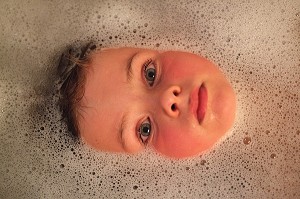 ENFANT DANS LE BAIN 