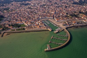 VUE AERIENNE, LA FLOTTE EN RE, (17) CHARENTE-MARITIME, NOUVELLE AQUITAINE, FRANCE 