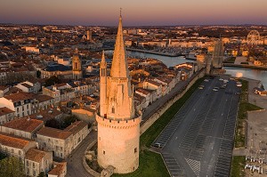 VUE AERIENNE, LA ROCHELLE, VIEUX PORT, TOUR DE LA LANTERNE, (17) CHARENTE-MARITIME, NOUVELLE AQUITAINE, FRANCE 