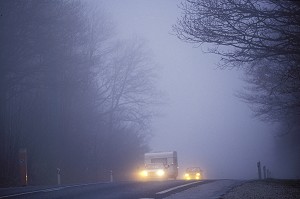 CONDUITE DANS LE BROUILLARD (VISIBILITE REDUITE ET FEUX ANTIBROUILLARD) SUR UNE ROUTE DE CAMPAGNE (78), FRANCE 
