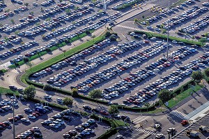 VOITURES SUR PARKING DE SUPERMARCHE, LYON (69), FRANCE 