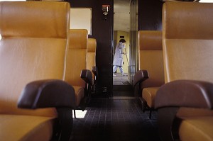 FEMME DE MENAGE DU SERVICE D'ENTRETIEN A L'INTERIEUR D'UN WAGON VOYAGEUR, DEPOT DE CAEN, CALVADOS (14), FRANCE 