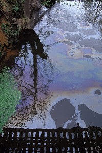 POLLUTION DE SURFACE DE L'EAU D'UNE RIVIERE IRISEE PAR DES HYDROCARBURES, DREUX (28), FRANCE 