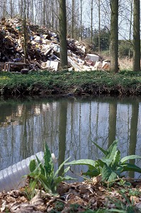 DECHARGE A ORDURES EN BORDURE DE RIVIERE, RUGLES (27), FRANCE 