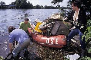 RAMASSAGE DE DETRITUS ET DECHETS MENAGERS, NETTOYAGE DES BORDS DE MARNE PAR L'ASSOCIATION OSE (ORGANE DE SAUVETAGE ECOLOGIQUE), IVRY-SUR-SEINE (94), FRANCE 