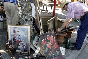 BROCANTES ET VIDES GRENIER SE MULTIPLIENT EN FRANCE, CHER (18), FRANCE 