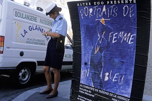 CONTRACTUELLE METTANT UNE CONTRAVENTION PRES D'UNE AFFICHE DE THEATRE 'PORTRAITS DE FEMME EN BLEU', AVIGNON (84), FRANCE 