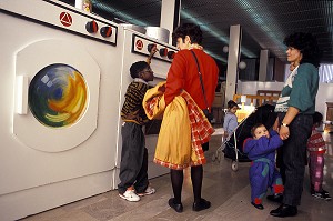 EXPOSITION ITINERANTE 'LA MAISON DES GEANTS', SENSIBILISATION AUX RISQUES MENAGERS ET DOMESTIQUES, FRANCE 