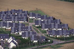 LOTISSEMENT AVEC DES HABITATIONS EN CLOS, CITE PAVILLONNAIRE EN BORDURE DES CHAMPS, REGION DE CAEN (14), FRANCE 
