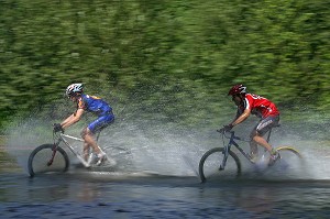 TRAVERSEE D'UNE RIVIERE, RANDONNEE EN VTT (VELO TOUT TERRAIN), SAINT-MAUR-SUR-LE-LOIR (28), FRANCE 