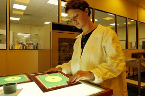 CONTROLE DES MASTERS, SOCIETE SNA, FABRICATION DE CD ET DVD, TOUROUVRE, ORNE (61), FRANCE 